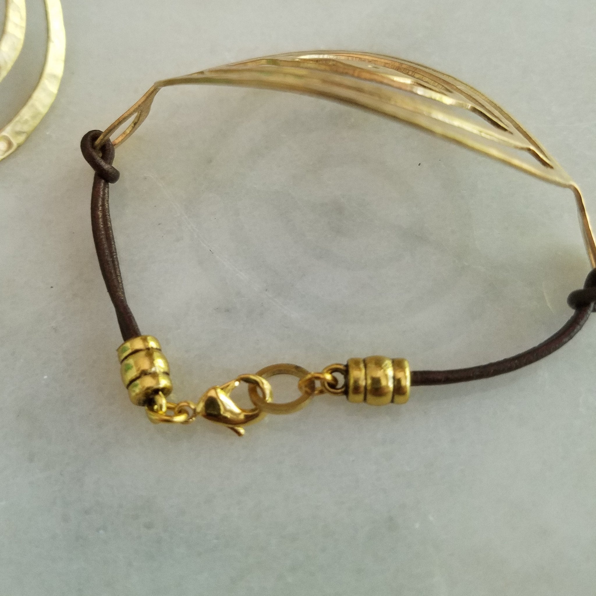 Gold Circles Bracelet in Metallic Brown Leather - Verdilune